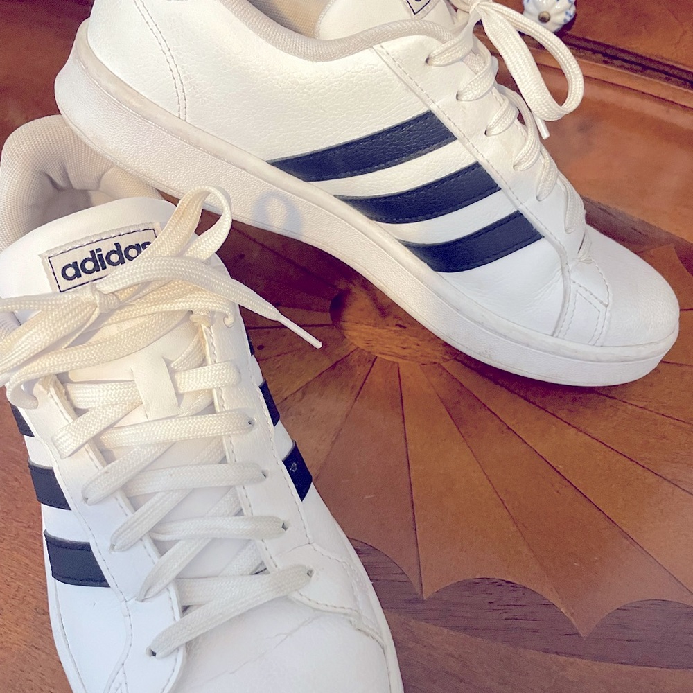 Adidas sneaker- white with black stripes, unisex US SIZE 9